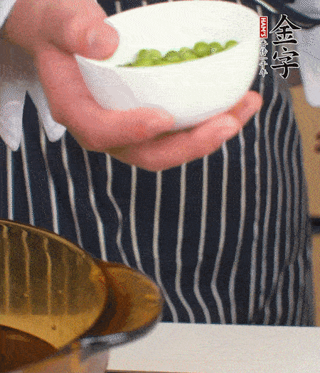 胡蘿卜、豌豆和干花菇焯水。