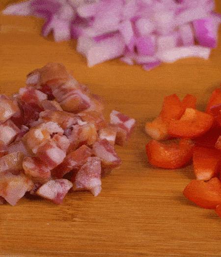 黃椒、紅椒、白洋蔥、土豆、大蔥分別切丁。金字10°鮮低溫香腸切丁。