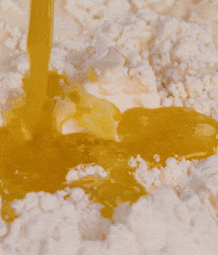 加融化的30g黃油（要不熱再倒）、黃椒、紅椒、白洋蔥、土豆、大蔥、香腸繼續(xù)攪拌均勻。