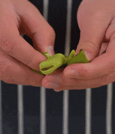 選用鮮嫩蠶豆，剝?nèi)ネ鈿ち粝露姑紫磧?，掰開(kāi)成兩瓣。