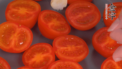 洗凈晾干的小番茄，對半切開，加切塊的大蒜、迷迭香、黑胡椒、橄欖油190度烤40分鐘、200度烤20分鐘。