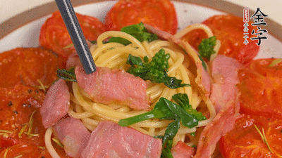 加菜花翻炒1分鐘后加意面，翻炒1分鐘后用少許鹽、黑胡椒調(diào)味即可。