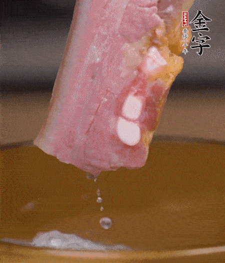 煮過(guò)的西蘭花切碎。煮熟的淡咸肉切丁。