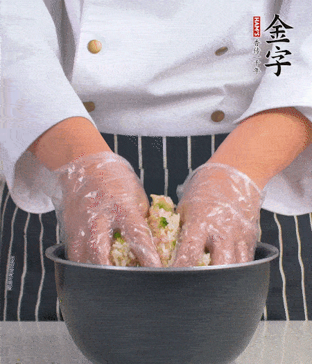 米飯中放西蘭花碎、咸肉丁，加少許黑胡椒、十來(lái)滴橄欖油拌勻。