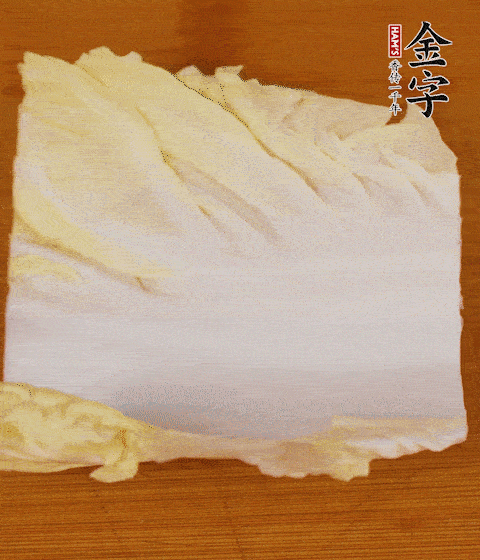 一片白菜一片淡火腿交替疊起，疊個(gè)兩三層放進(jìn)鍋內(nèi)，直到塞滿鍋。