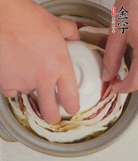 寬度剛好是鍋的高度。扣一個(gè)小碗更有助于幫助造型。