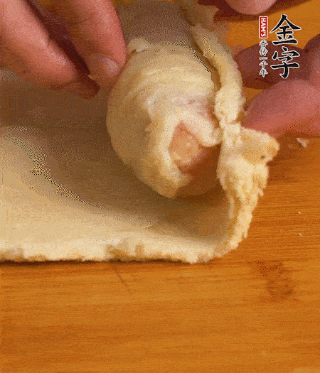 吐司卷起香腸，吐司尾端涂抹少許全蛋液，卷好的吐司表面蘸上蛋液，在裹上一層面包糠，送入預(yù)熱好的烤箱中。