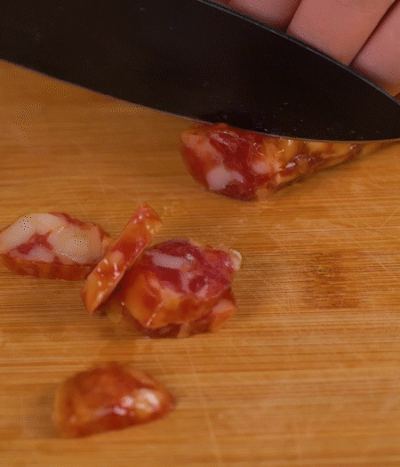 香腸切薄片。