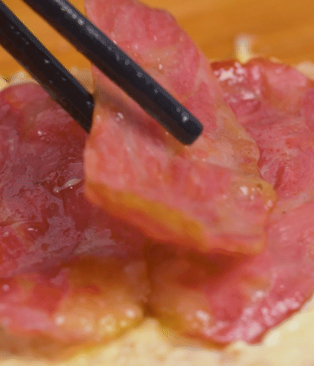 放上火腿、芝士片、生菜，再放一片土司。