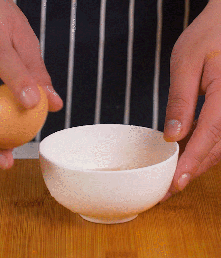 起鍋熱油，蛋液煎成雞蛋碎。金字淡咸肉切成絲。