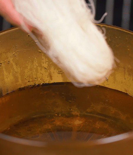 粉絲熱水泡軟。蒜、姜切碎末，小蔥切蔥花、小米椒切圈。金字火腿切薄片。