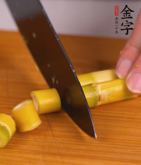 小野筍剝?nèi)ネ馄?，切成小段?>
					</div>
					<span>步驟 2/7</span>
					<p>小野筍剝?nèi)ネ馄?，切成小段?/p>
				</li><li>
					<div   id=