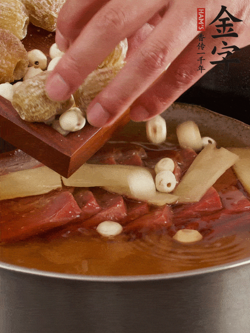 待冰糖融化后，放入蜜棗、蓮子同蒸25分鐘左右。