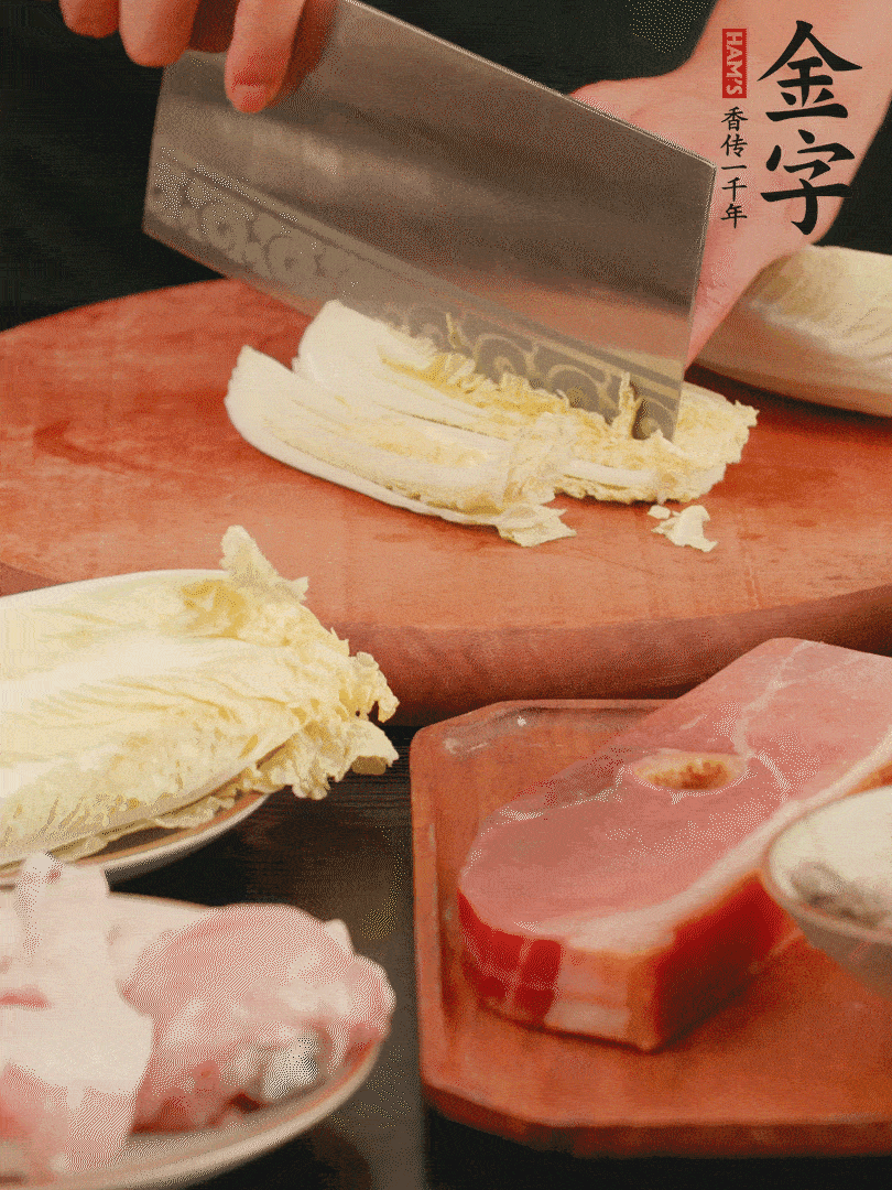 白菜去掉頭尾，對半豎切，再均勻切4刀。