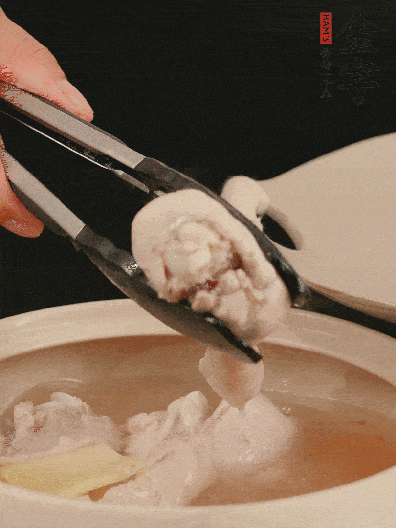 雞腿放入砂鍋，加姜片、料酒、清水，中火燉煮20分鐘撈出。