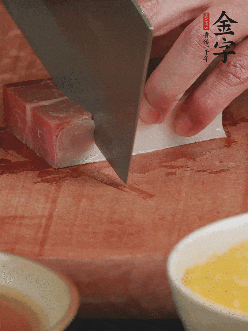 金字火腿去皮，切成大塊。