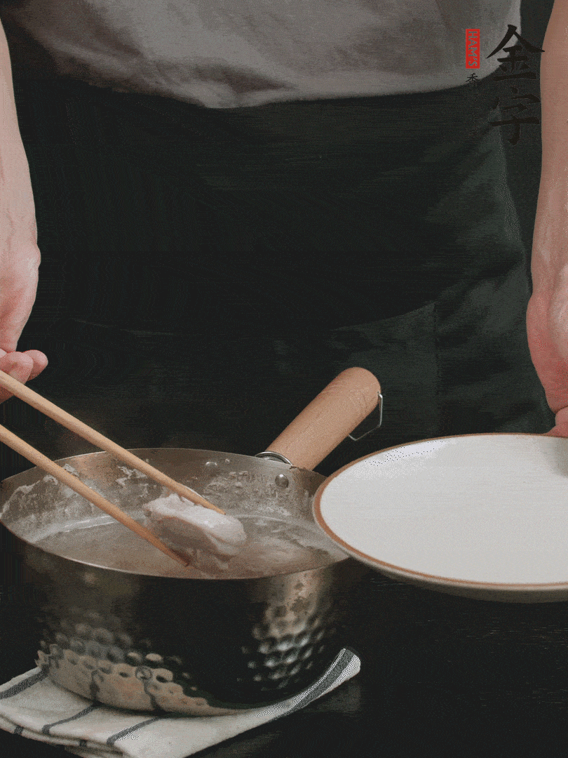 雞塊冷水下鍋，加姜片、料酒焯水，撈出洗凈備用。