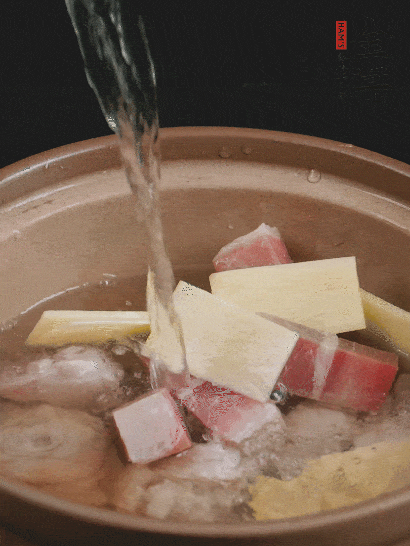 雞塊、火腿、姜片加適量料酒、清水燉80分鐘。