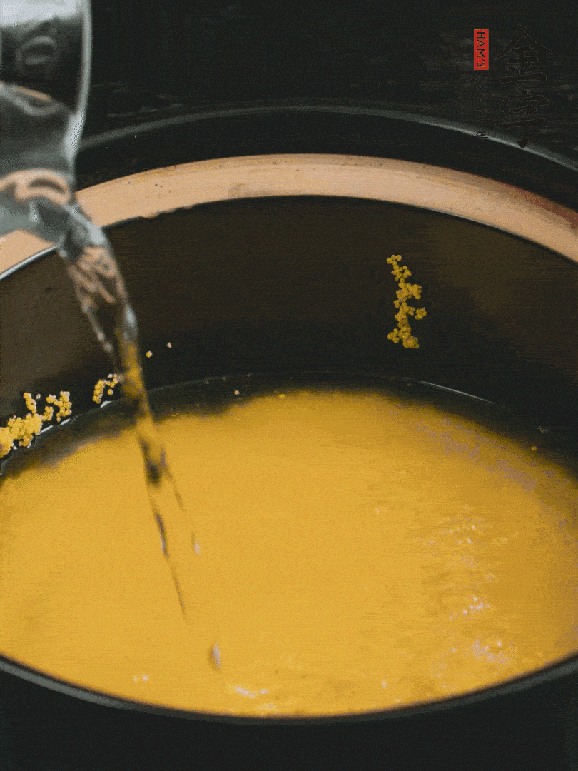 小米洗凈后，加水小火煲1個小時。