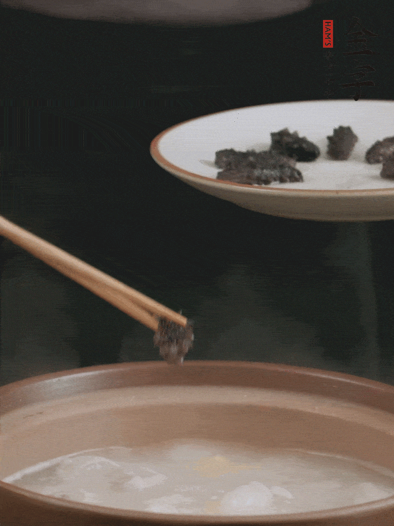 期間雞湯燉到80分鐘時，加小海參再燉10分鐘。