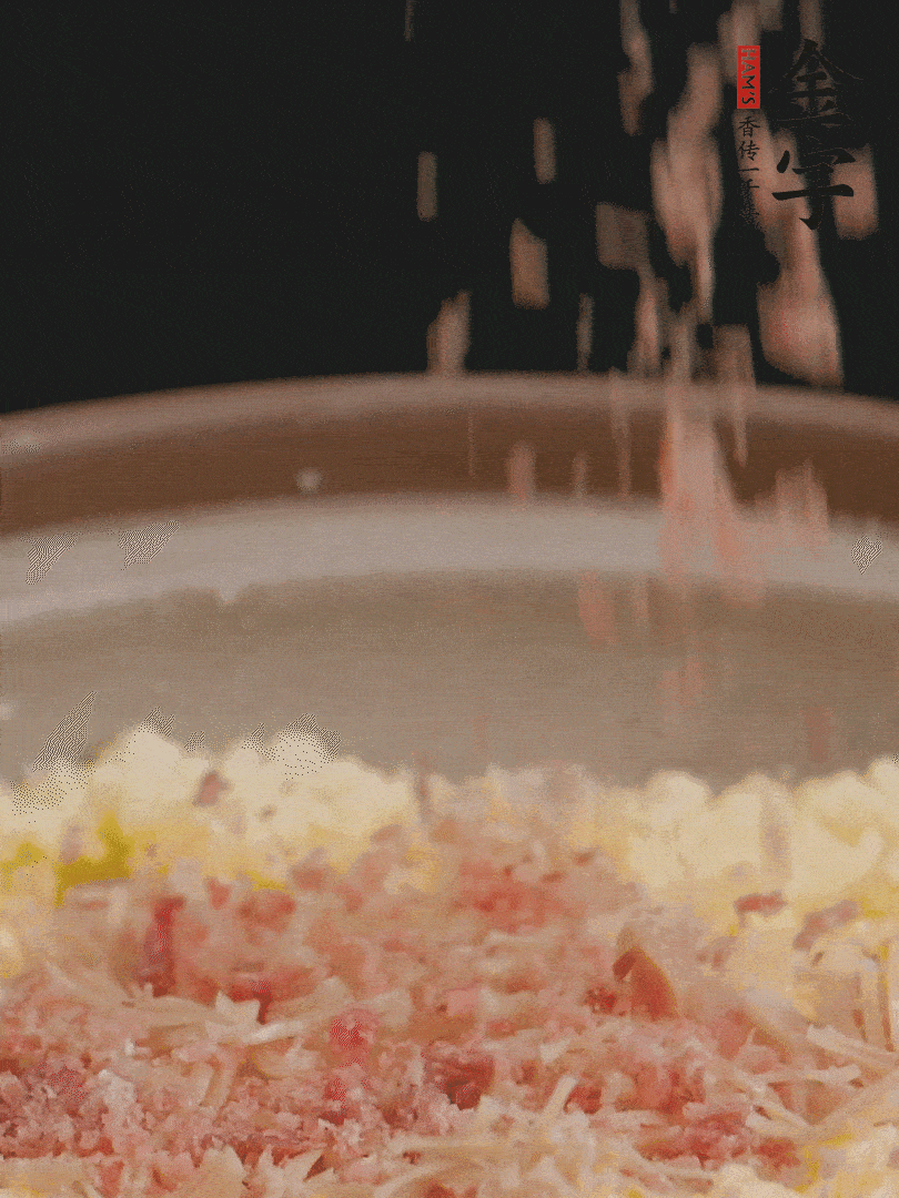 加雞湯沒過，放干貝絲、火腿末、小海參。