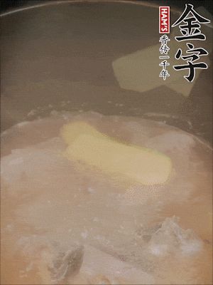 排骨洗凈，加生姜、黃酒焯水，溫水洗凈備用。