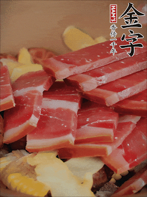 除鮑魚(yú)外的所有材料放進(jìn)鍋里，加清水、姜、黃酒，大火燒開(kāi)，轉(zhuǎn)小火煲90分鐘。