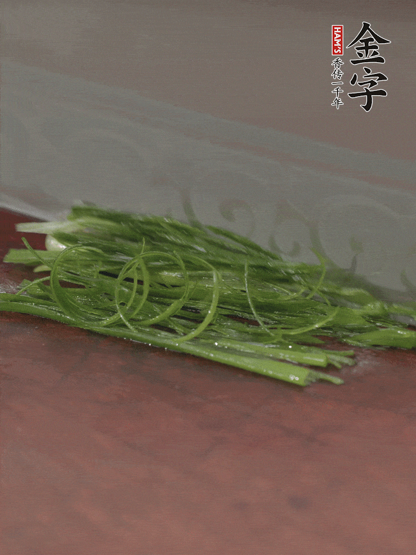 生姜切薄片，紅椒切細(xì)絲，小蔥蔥綠切細(xì)絲，泡入冰水中保持新鮮。