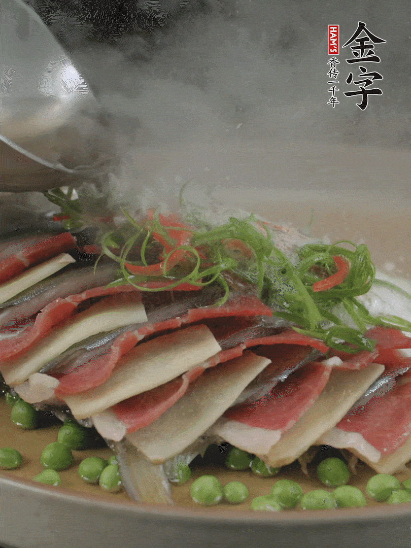 表面放上蔥絲、紅椒絲，淋上熱油。