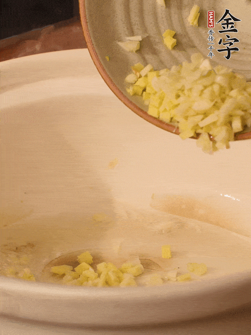 熱油下鍋，姜爆香。下冬瓜略微翻炒。