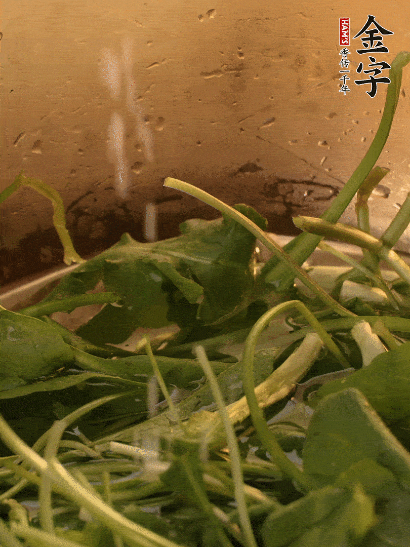 薺菜去掉根部，加小蘇打、鹽熱水沸騰燙軟。