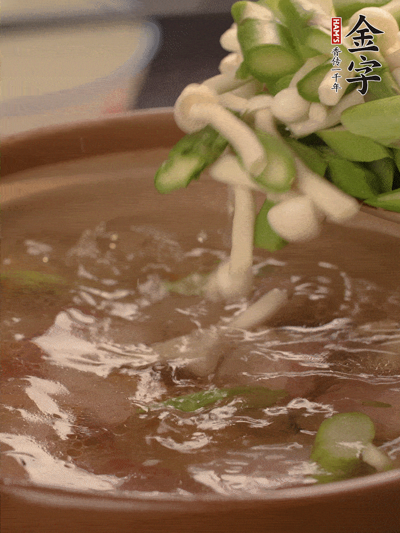 咸肉肥肉部分變透明時，加清水，放蘆筍、白玉菇大火煮開。