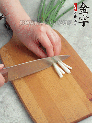 切好的咸肉鋪在碗邊，然后把千張放在中間。