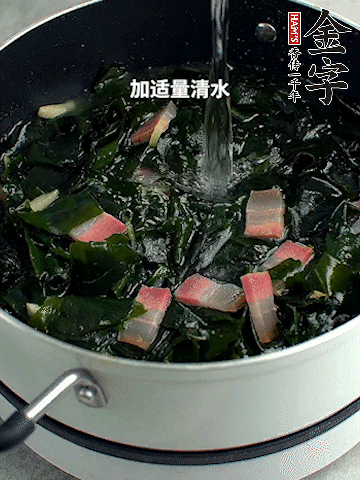 放入泡發(fā)好的裙帶菜翻炒一下，加適量清水燉煮。