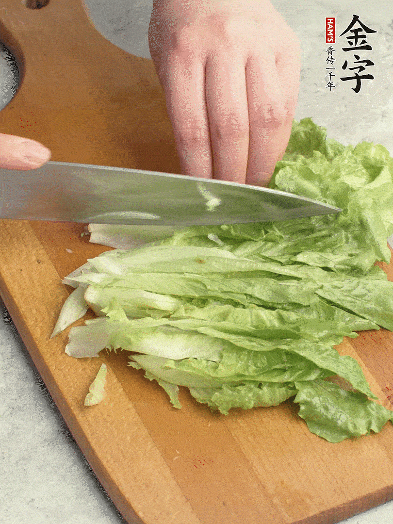 胡蘿卜、生菜、黃瓜切絲。