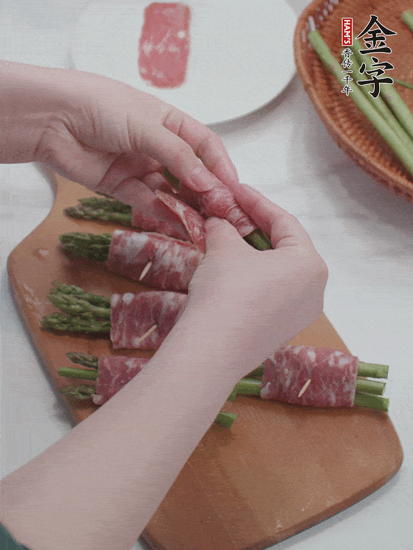 蘆筍切小段，蘆筍段用金字培根火腿卷起。
