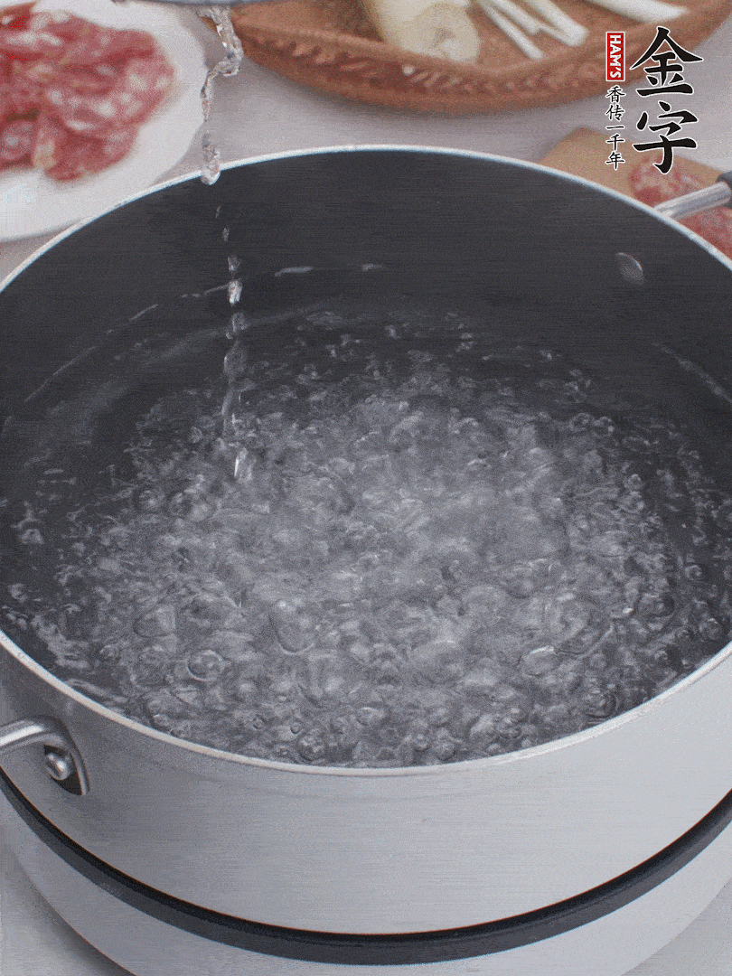 春筍去殼切片，焯水3分鐘。