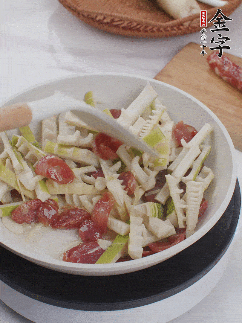 下春筍翻炒均勻，一小撮鹽調(diào)味。