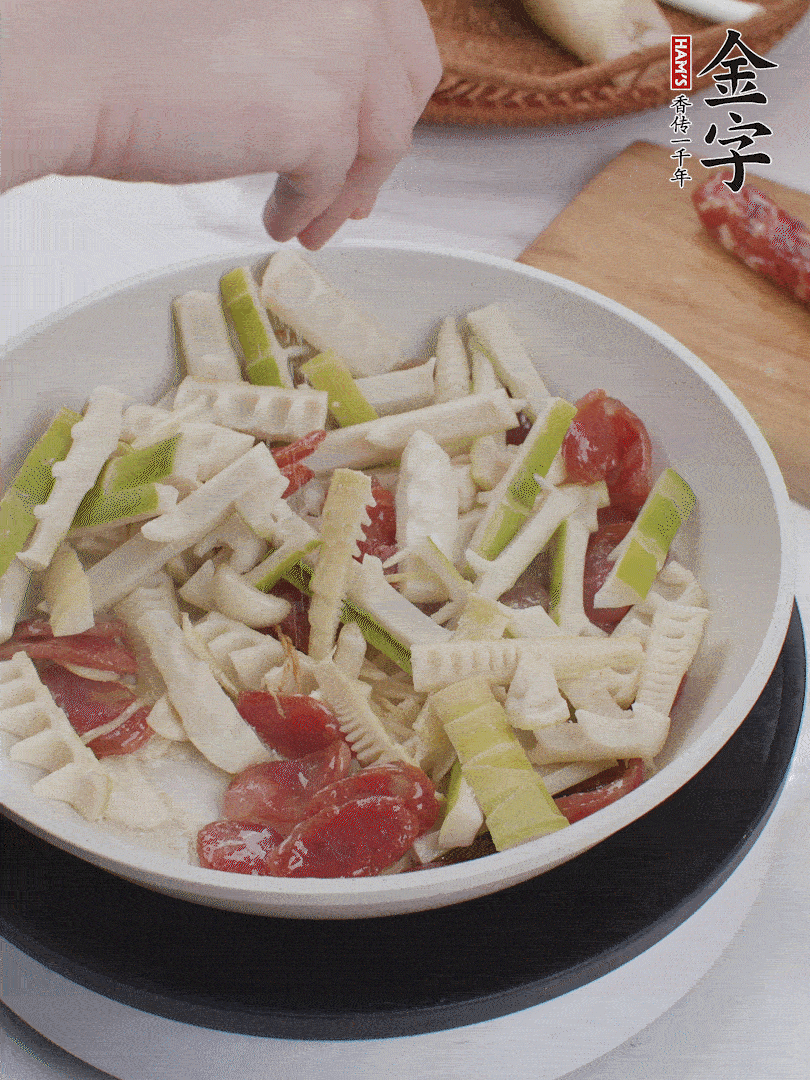 出鍋前撒蔥花。