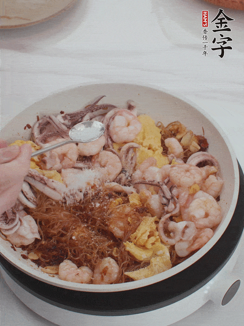 加雞蛋，蝦仁，魷魚(yú)混合。