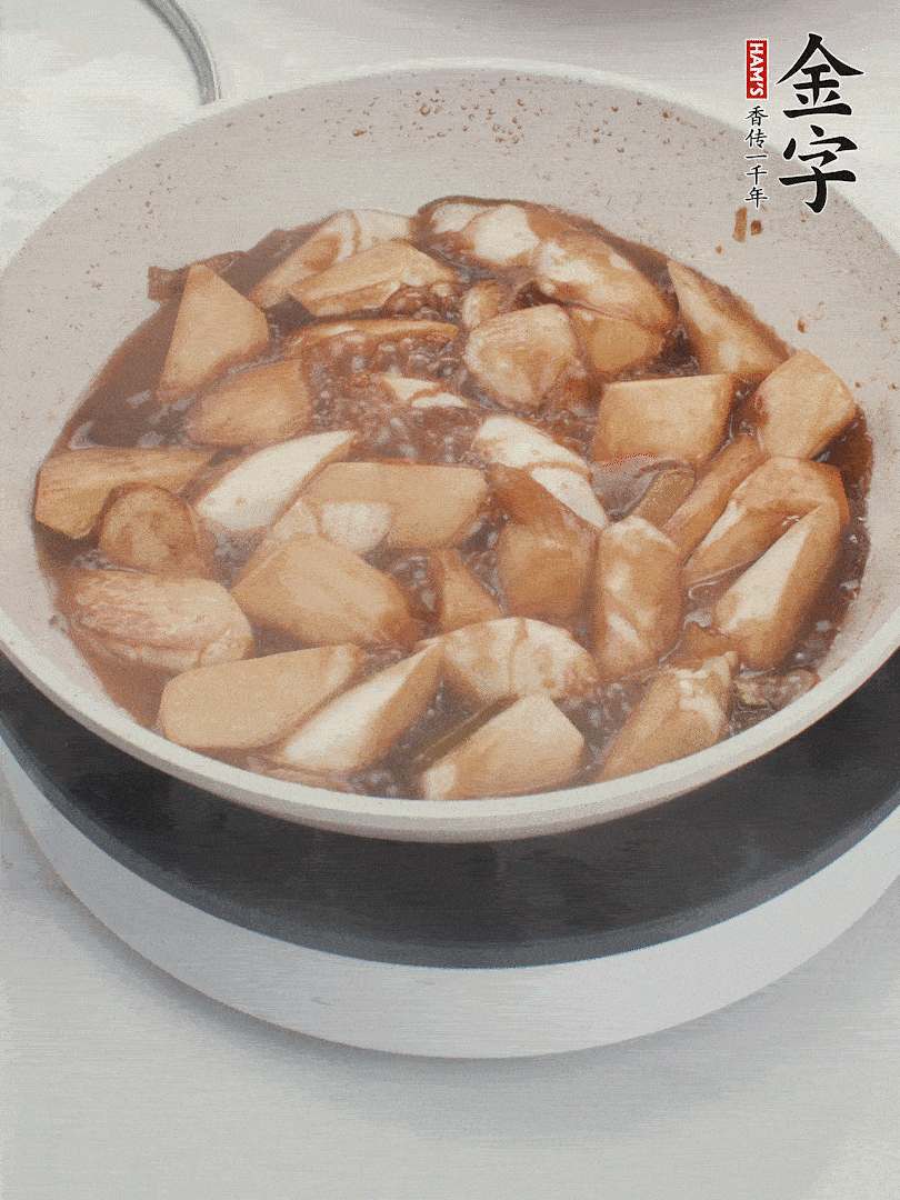 待茭白煸到微微發(fā)黃加入調(diào)好的味汁翻炒。加一小碗清水蓋蓋子燜3-4分鐘。