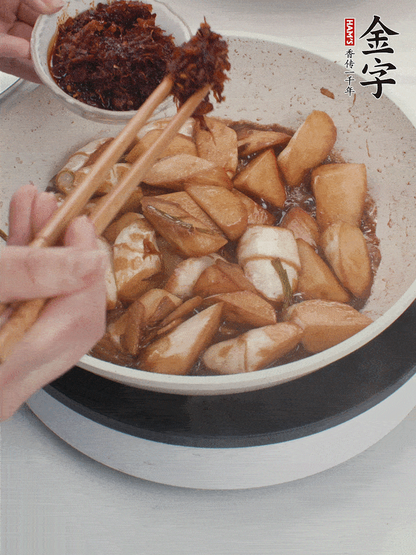 湯汁收濃，加金字火腿XO醬翻炒均勻。