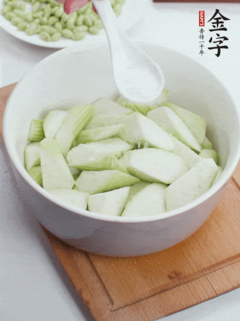 水中加1勺鹽浸泡，防止變黑。