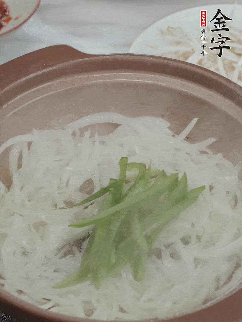 放烏冬面、青紅椒、豆芽。