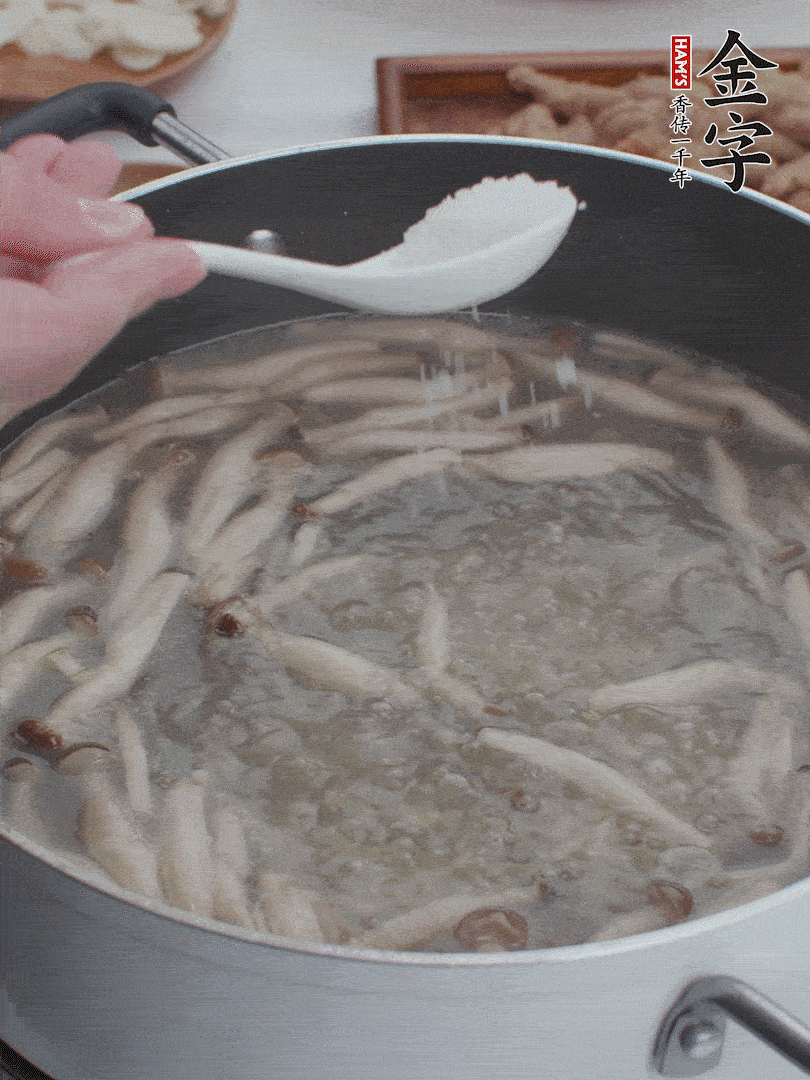 1勺鹽、一點(diǎn)胡椒粉調(diào)味。