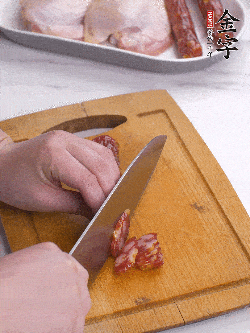 雞大腿去皮去骨切成塊，金字香腸切片，干香菇泡發(fā)切片，小蔥切蔥花。