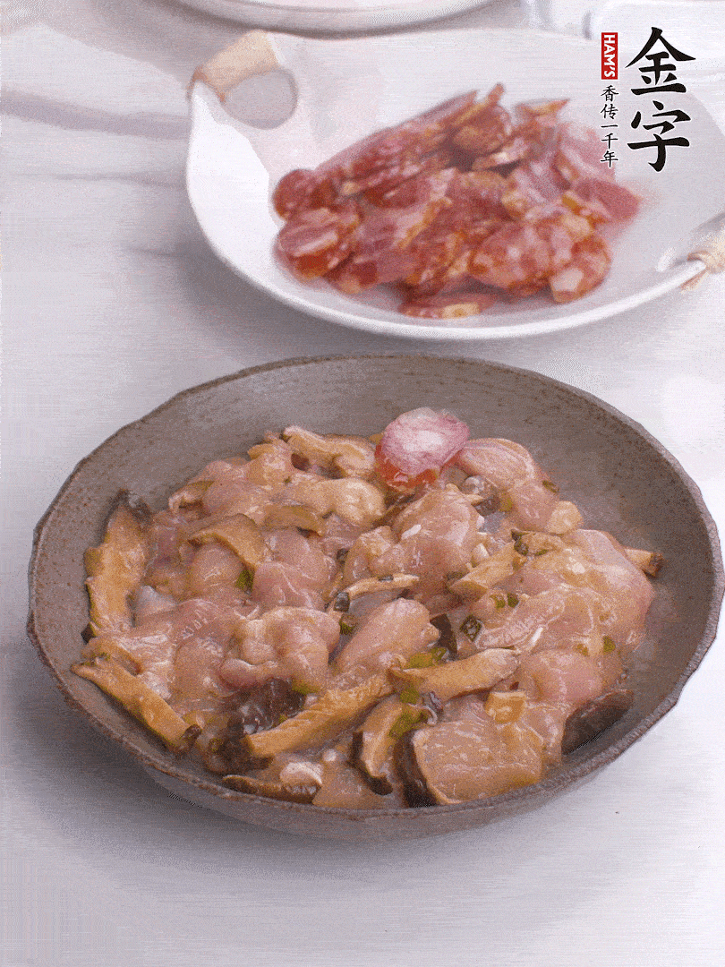 腌制后，雞肉中加淀粉1勺，頂部碼上香腸片。