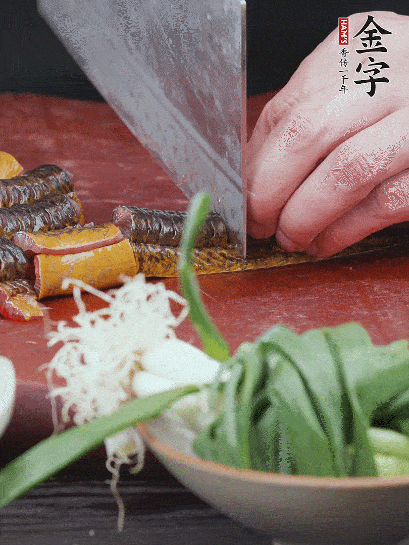 黃鱔去內(nèi)臟洗凈，切花刀斬段。沸水下鍋，加黃酒焯水去血沫。