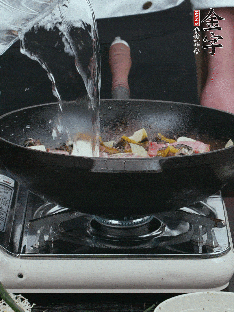 加適量黃酒，倒清水沒(méi)過(guò)。