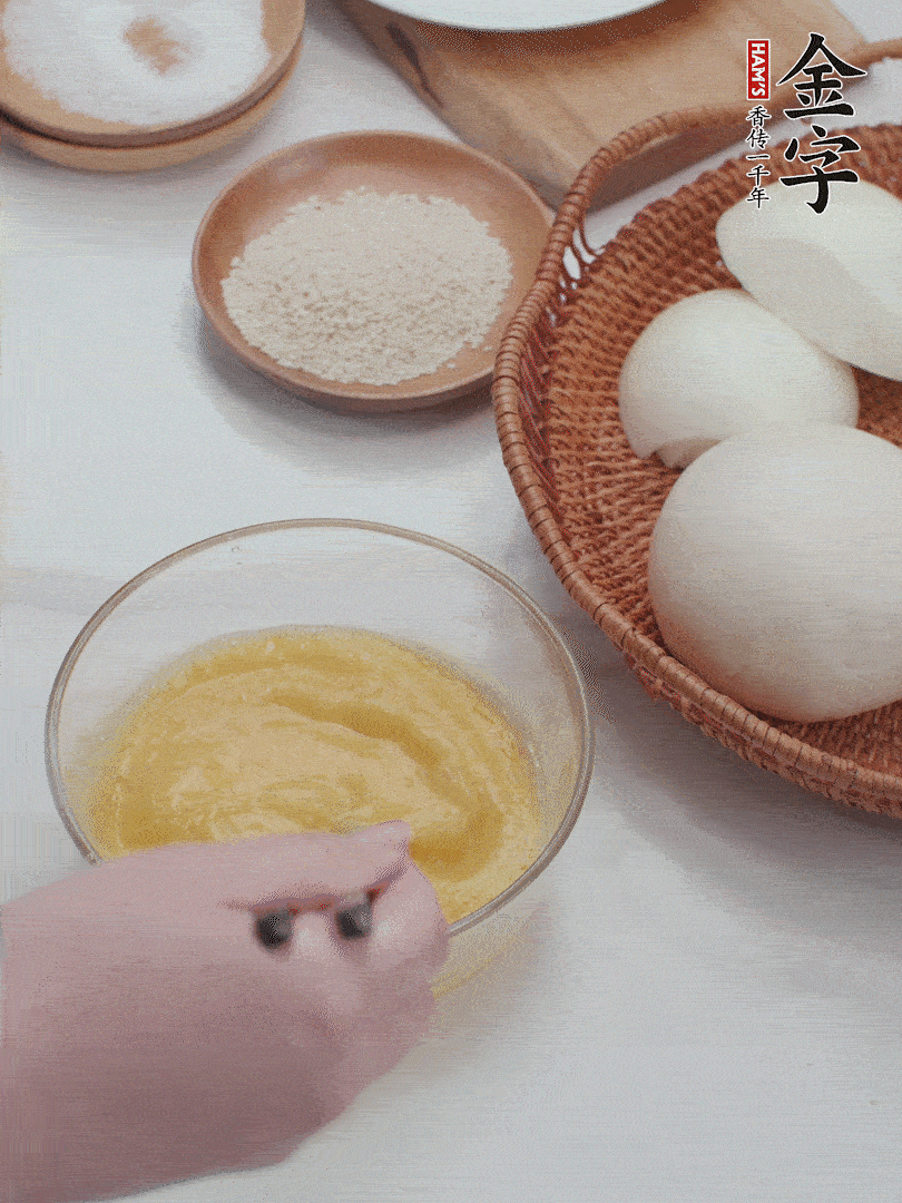 2個(gè)雞蛋加入1小勺鹽、1/2小勺胡椒粉打散。